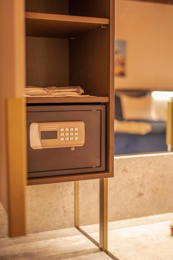 Han 1772 Hotel Istambul Exterior foto A safe in a hotel room