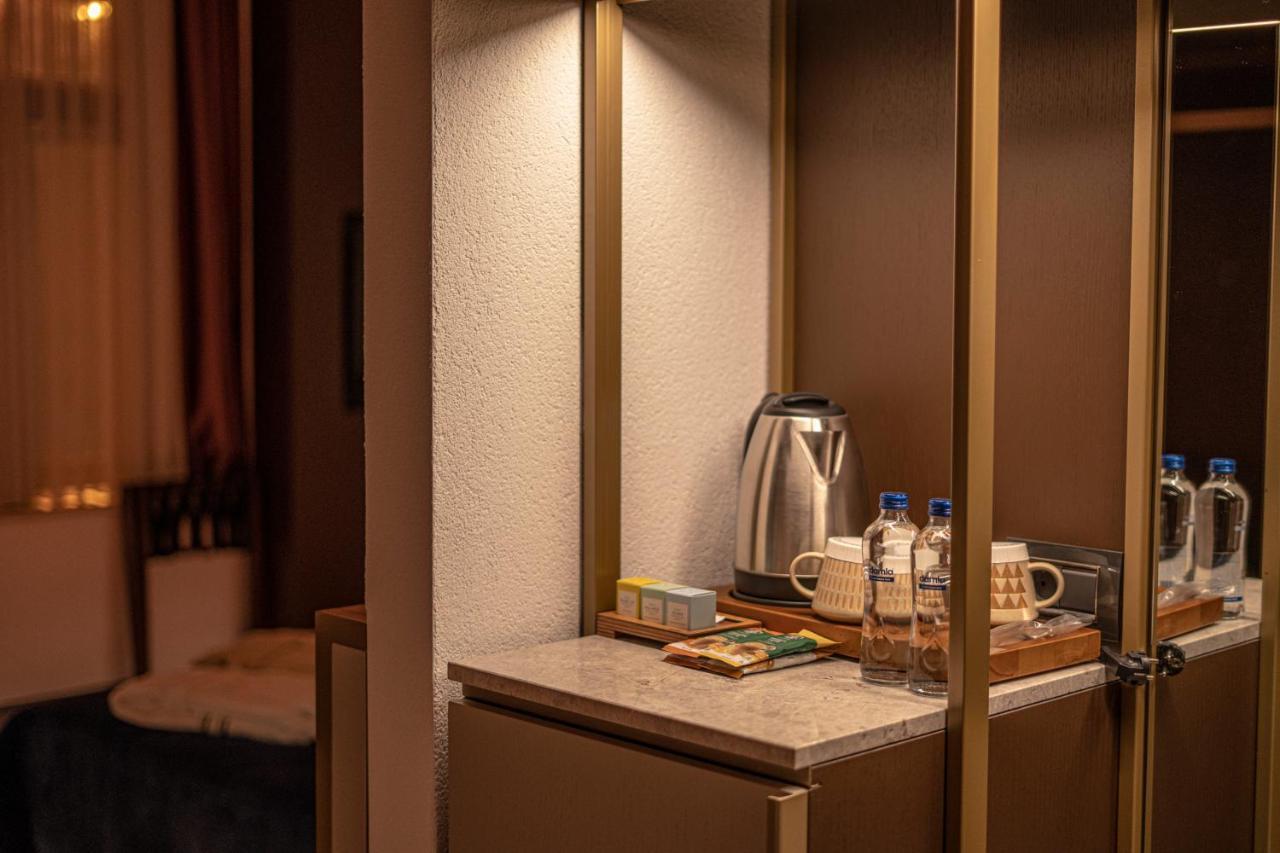 Han 1772 Hotel Istambul Exterior foto A wet bar in a hotel room